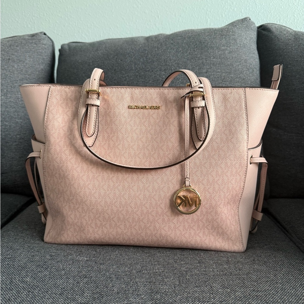 Michael Kors Gilly Shoulder Bag